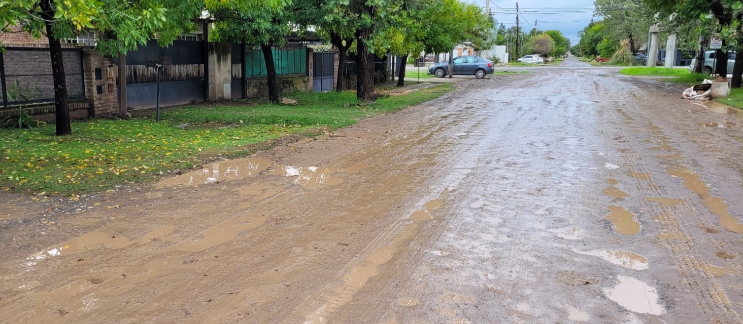 La calle invisible: vecinos de la zona 4 de Funes piden inmediato arreglo de tres cuadras de Los Pumas